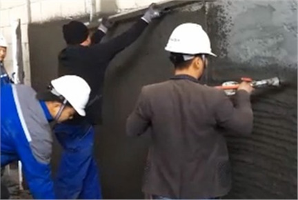 6人組機(jī)械化抹灰（自動(dòng)輸送、自動(dòng)攪拌和噴涂、刮平及收面）
