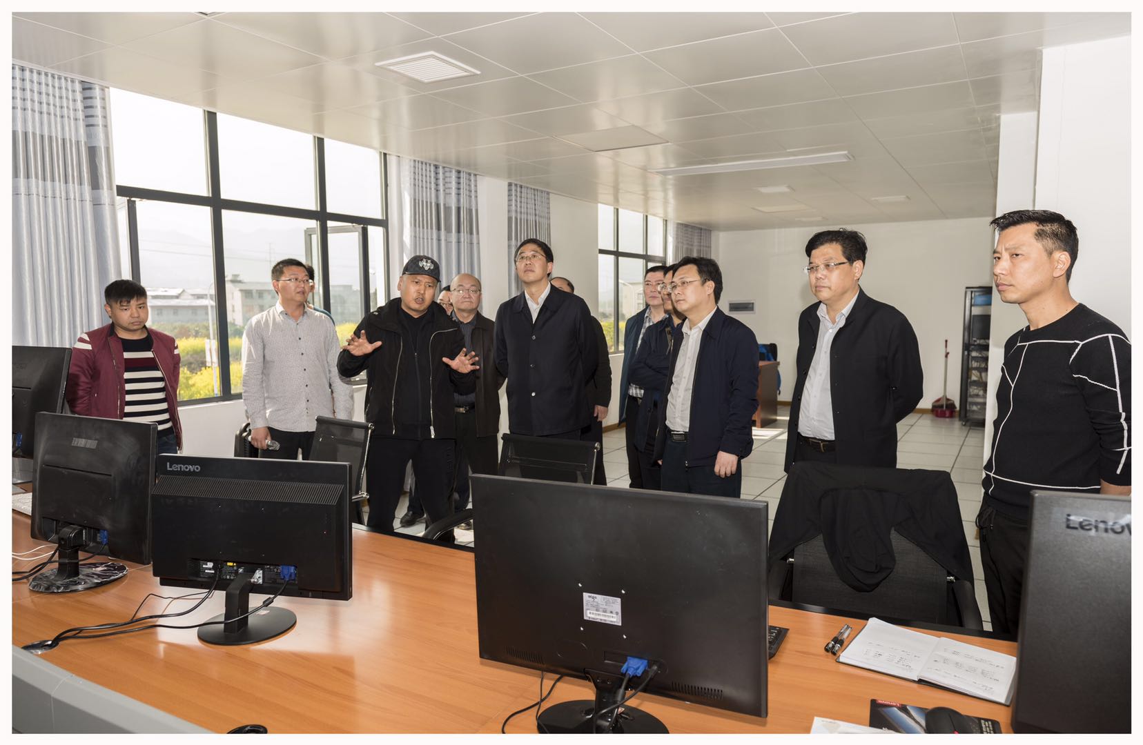 張家界市委、常委常務(wù)副市長(zhǎng)羅智斌一行來(lái)我公司調(diào)研指導(dǎo)工作